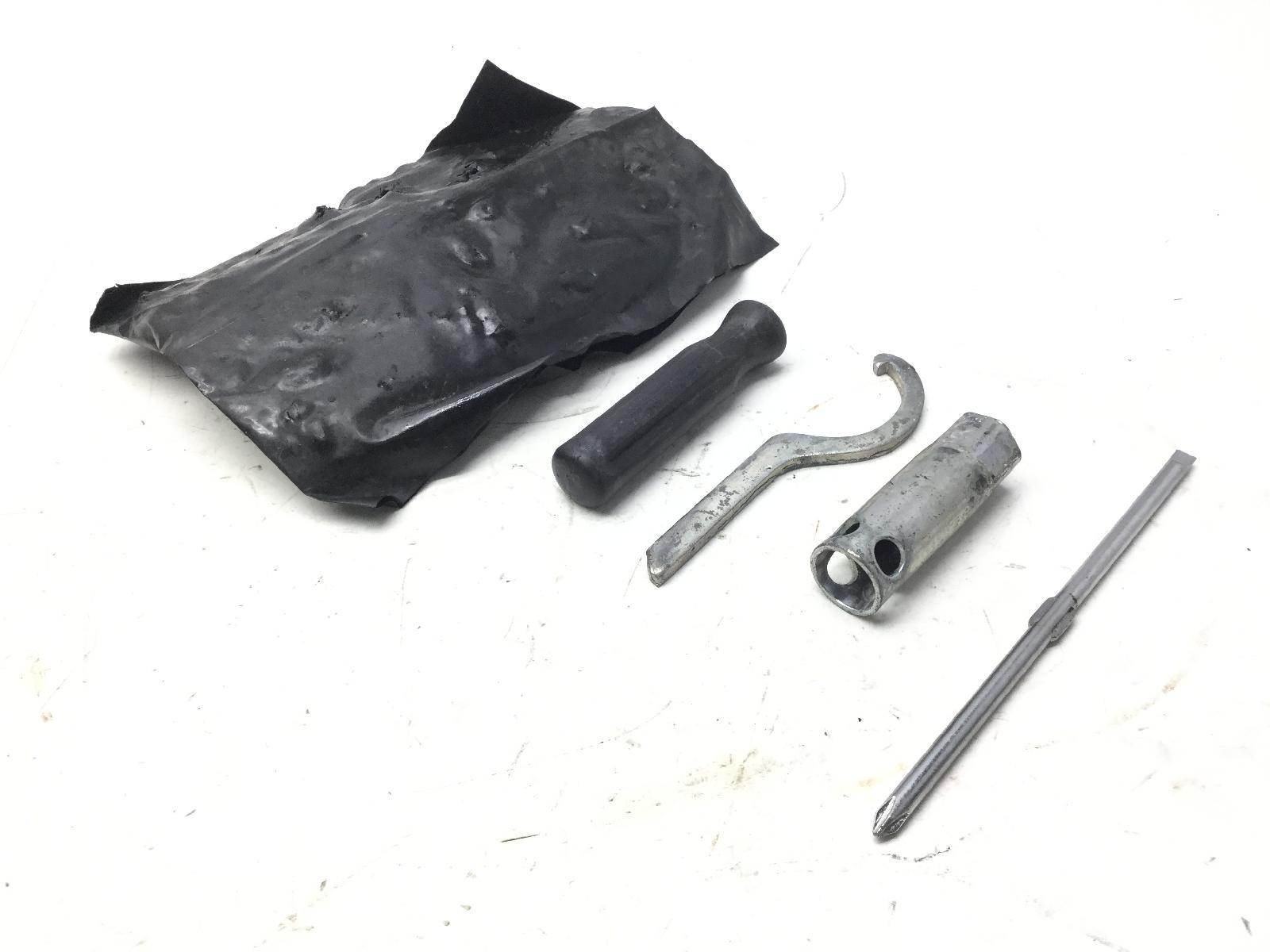 Piaggio vespa s e3 125 kit attrezzi attrezzatura di bordo 2007 2008 m44302