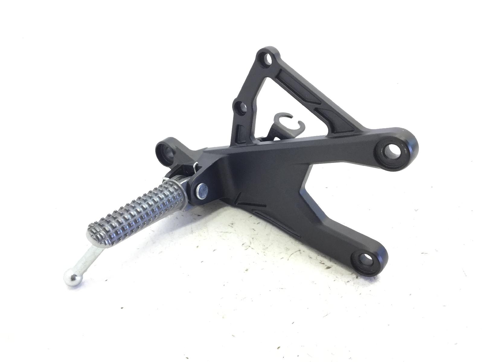 Yamaha yzf r1 1000 pedana anteriore poggiapiede destra e supporto 2015 2015 rn321