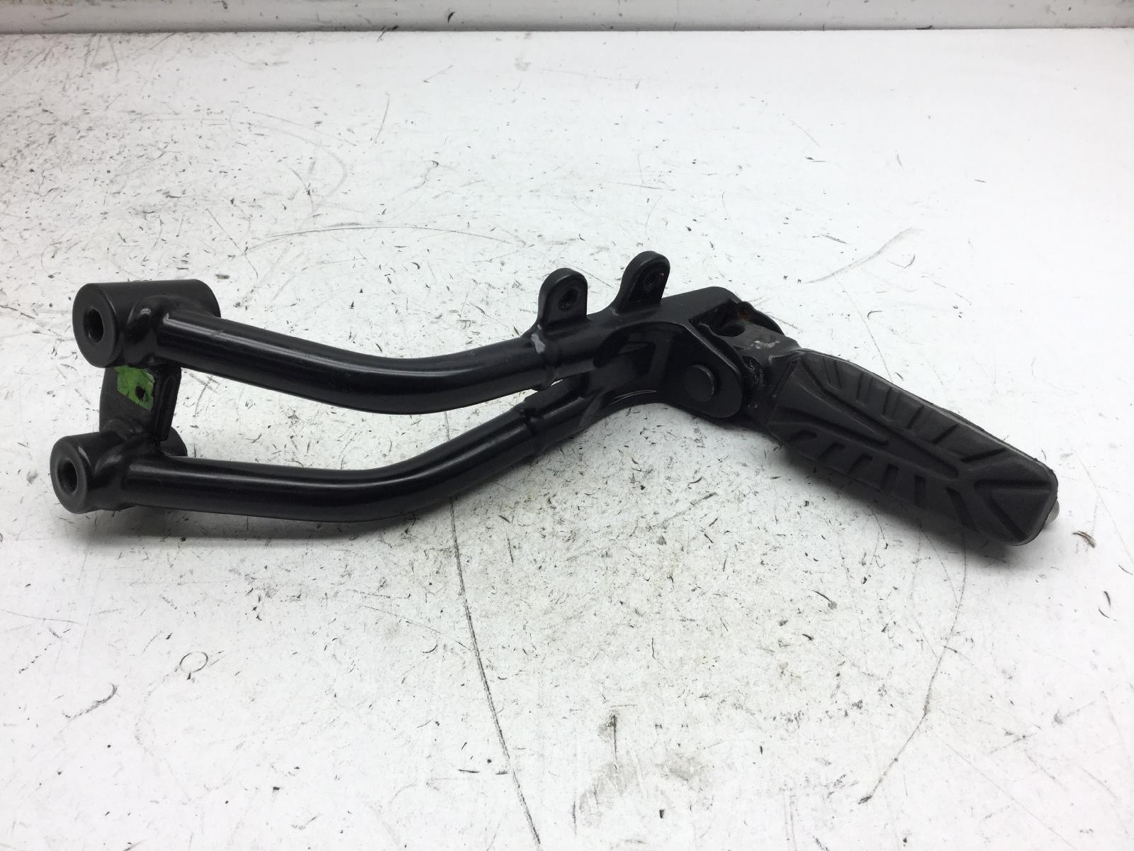 Ktm duke 125 pedana poggiapiede posteriore sinistra e staffa 2021 2021 vbkjpa401mc