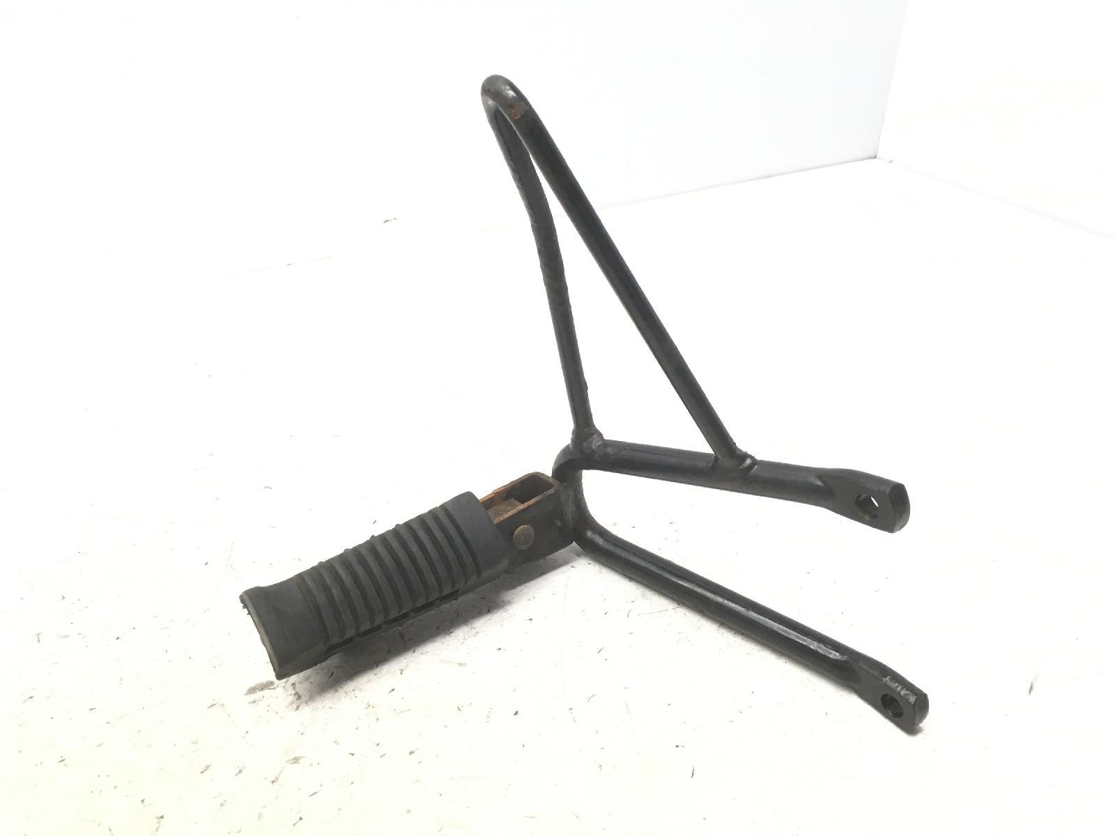 Suzuki dr sm 125 pedana poggiapiede posteriore destra con supporto 2009 2010 cs111