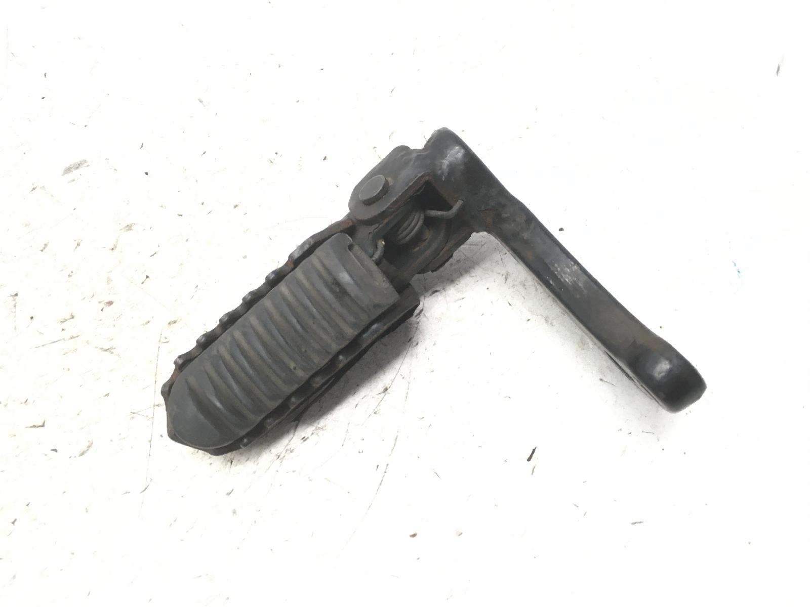 Suzuki dr sm 125 pedana poggiapiede anteriore sinistra con supporto 2009 2010 cs111