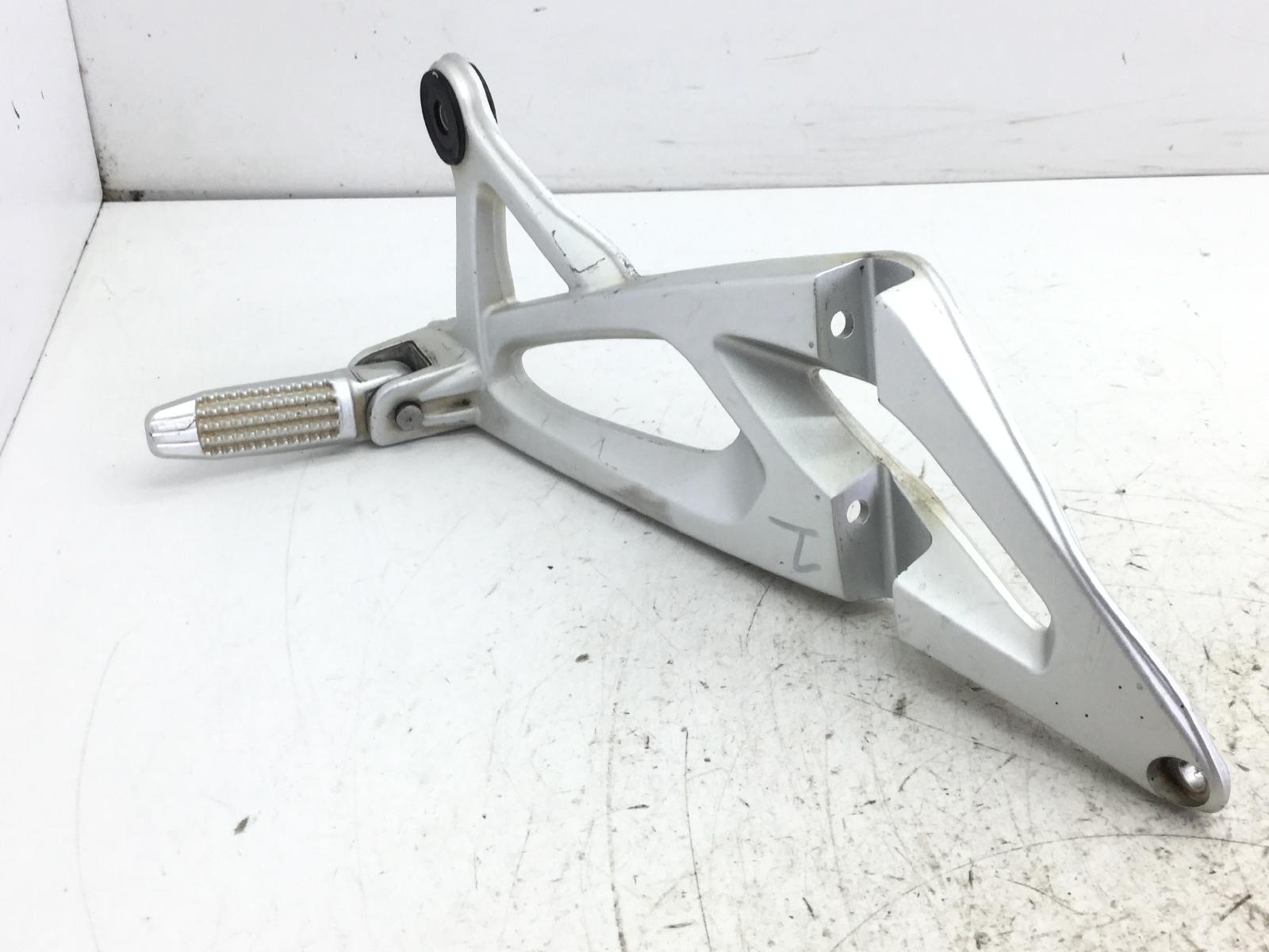 Bmw k 1200 r 1200 pedana posteriore poggiapiede destra e supporto 2004 2007 wb10584066zn