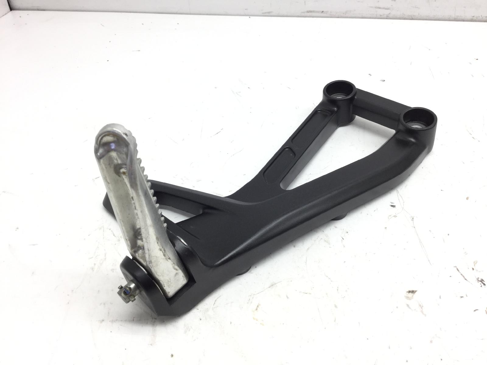 Yamaha tracer 9 gt 890 pedana poggiapiede posteriore destra e staffa 2023 2023 rn70k