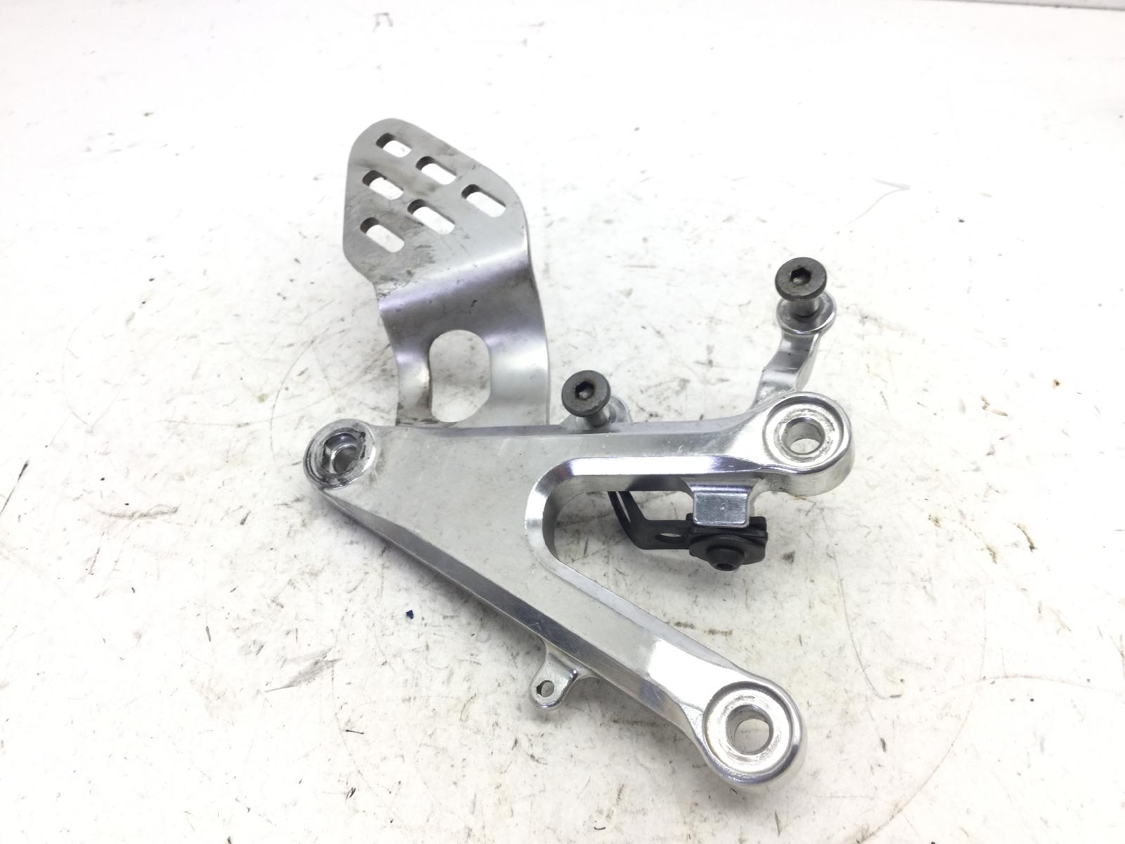 Yamaha yzf r6 600 supporto pedana anteriore sinistra e battitacco 2003 2004 rj051