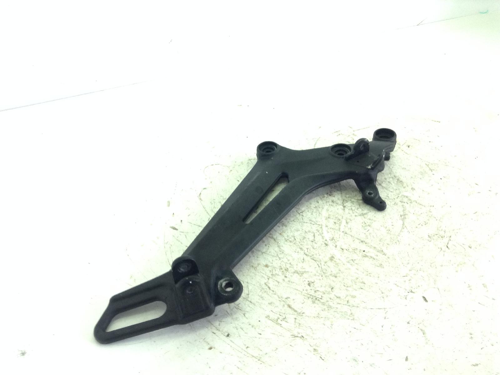 Benelli leoncino 800 staffa supporto pedane poggiapiedi destra - rottura 2023 2023 zbnp37004nbe