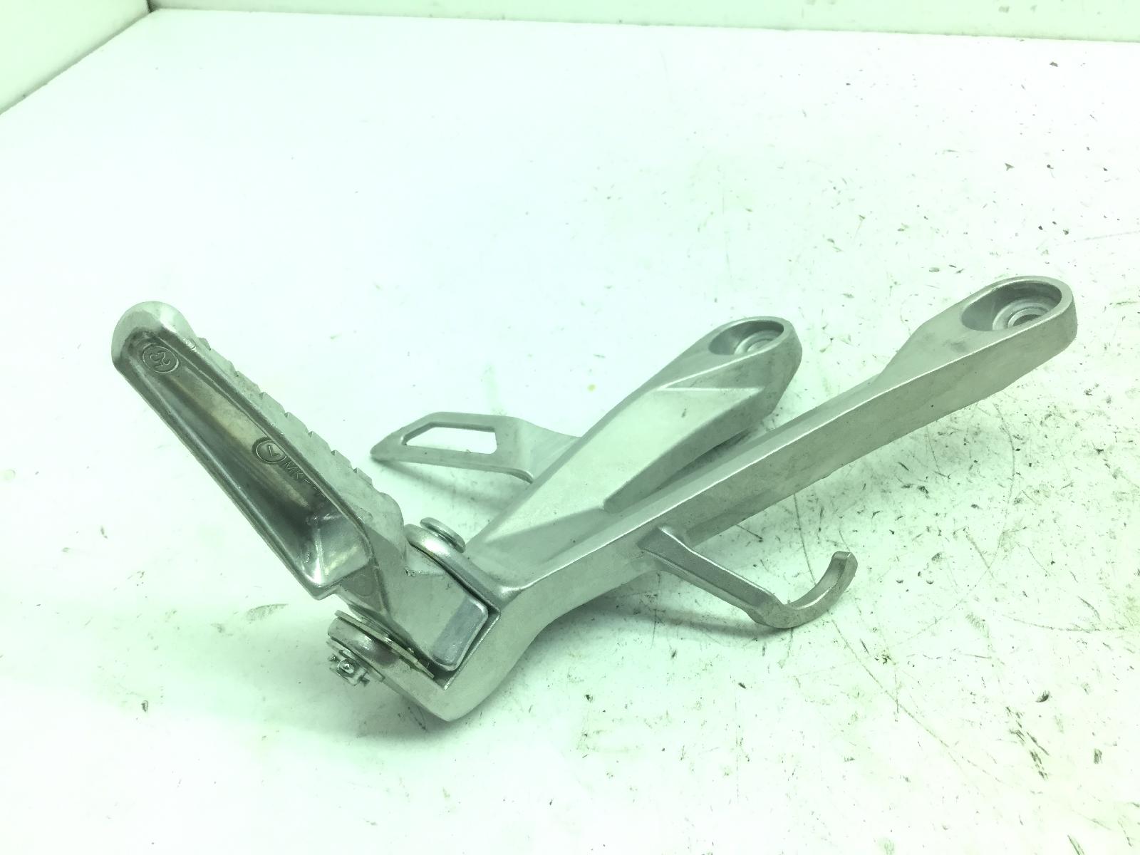 Honda cbr rr abs km0 600 pedana poggiapiede posteriore destra e staffa 2024 2026 pc69a4rk