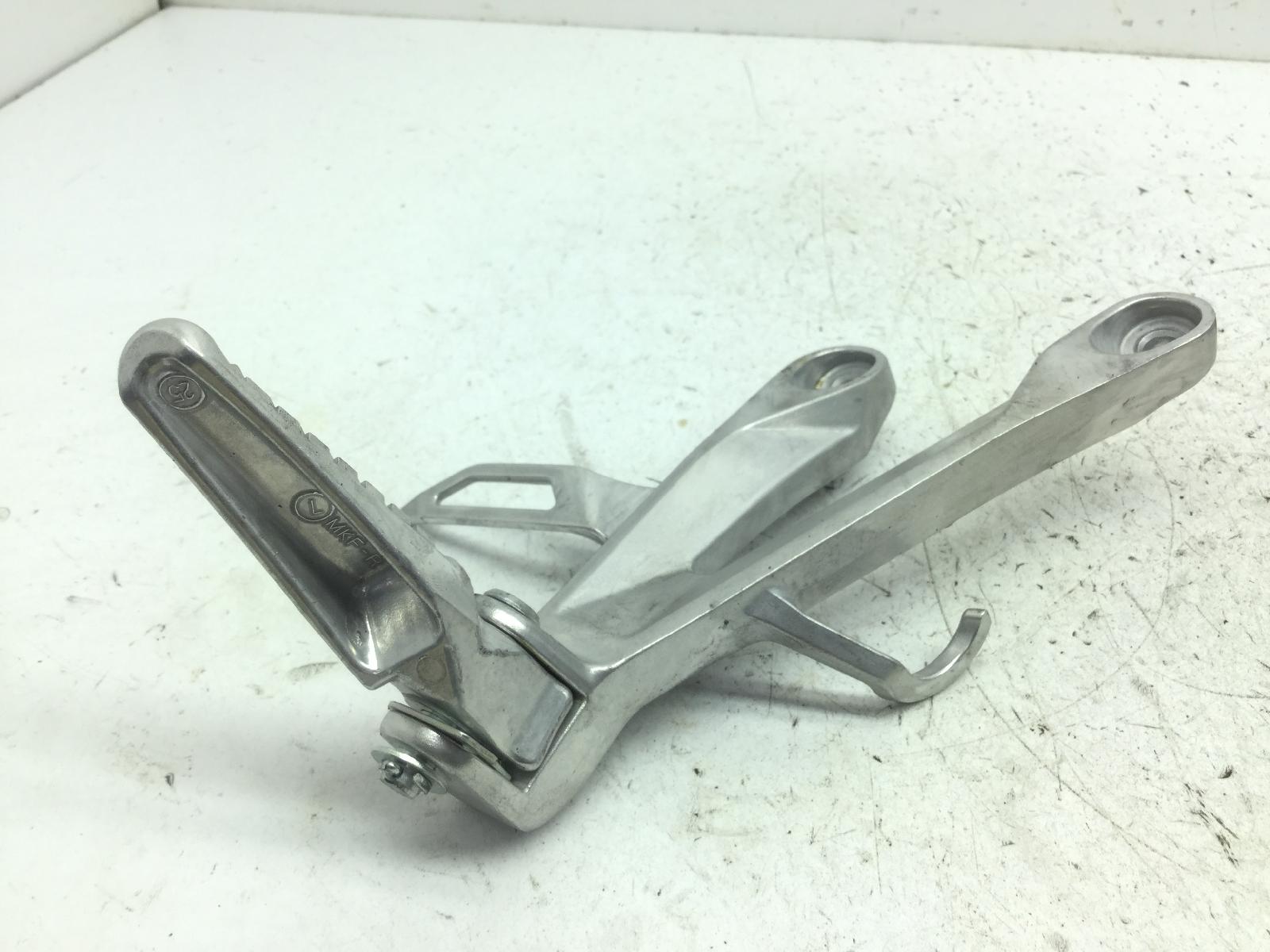 Honda cbr rr abs km0 600 pedana poggiapiede posteriore destra e staffa 2024 2026 pc69a4rk