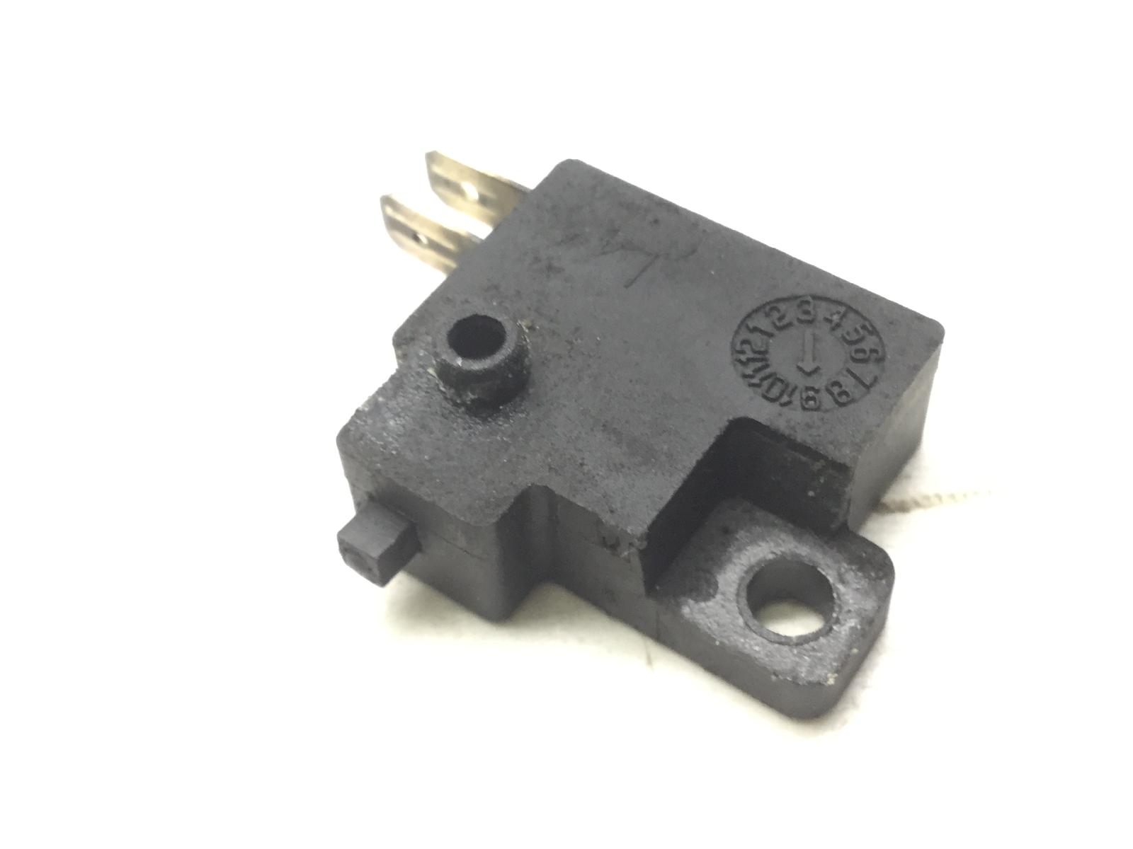 Sym hd 2 125 sensore stop microstop pompa freno posteriore sinistra 2011 2011 lc12w1-6