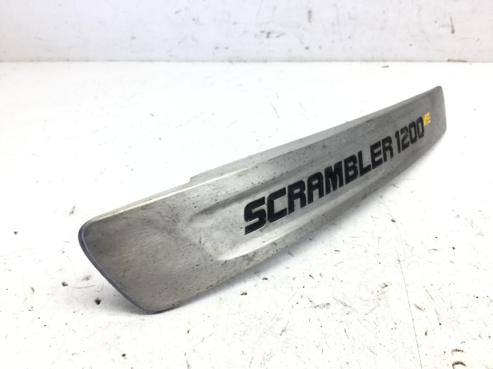 Triumph scrambler xe 1200 modanatura fianchetto sinistra e viti 2021 2023 smtdads0hyscb