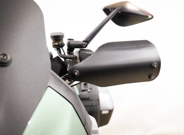 Paramani nero opaco per moto guzzi v100 mandello / mandello s 2023